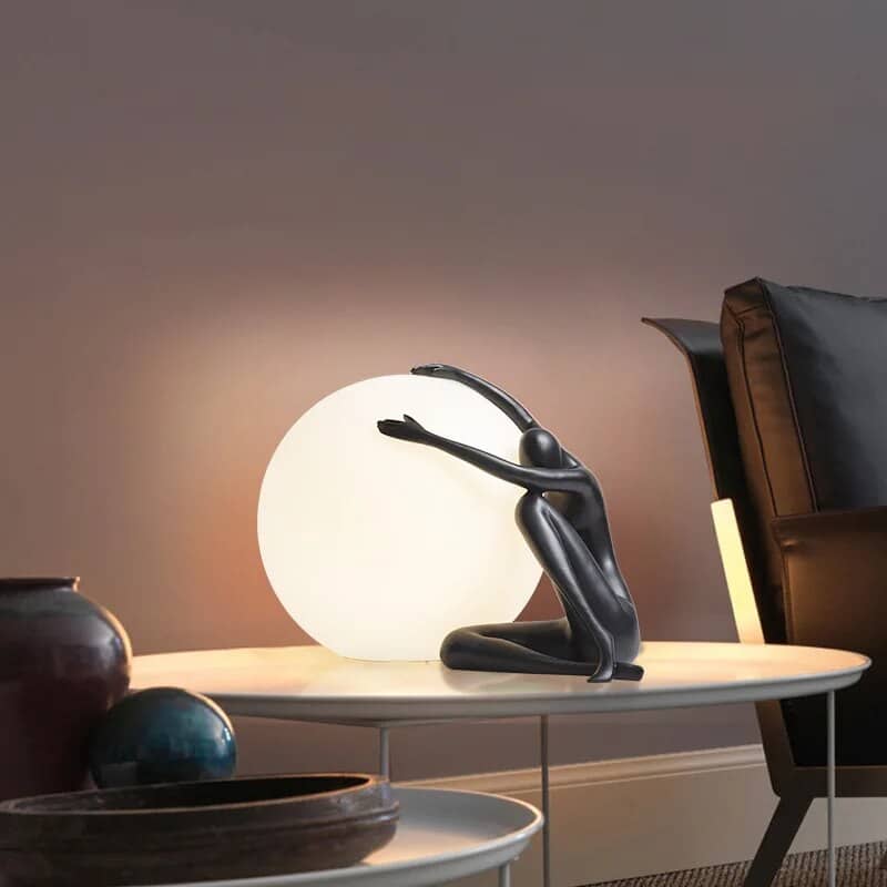 Modern-Art-Portrait-Sculpture-Decoration-Table-Lamp-Creative-Resin-Humanoid-Holding-Ball-Vertical-table-light-for.jpg